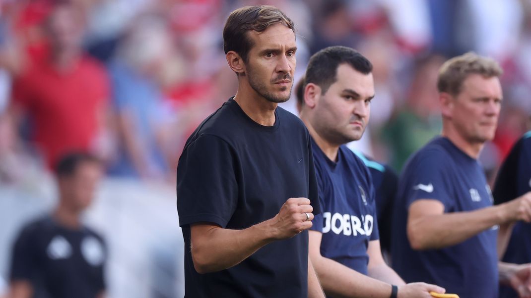 Ist das die Schuster-Faust? Freiburgs neuer Trainer Julian Schuster durfte sich über drei Tore und drei Punkte freuen