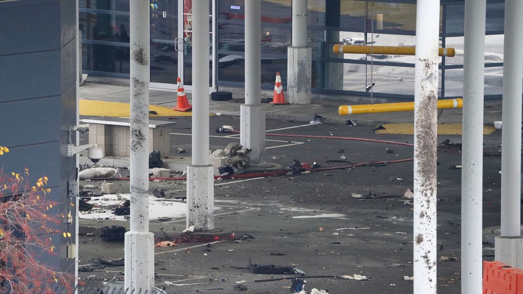 Der Grenzübergang zwischen den USA und Kanada wurde geschlossen, nachdem ein Fahrzeug an einem Kontrollpunkt auf einer Brücke in der Nähe der Niagara Fälle explodiert war.