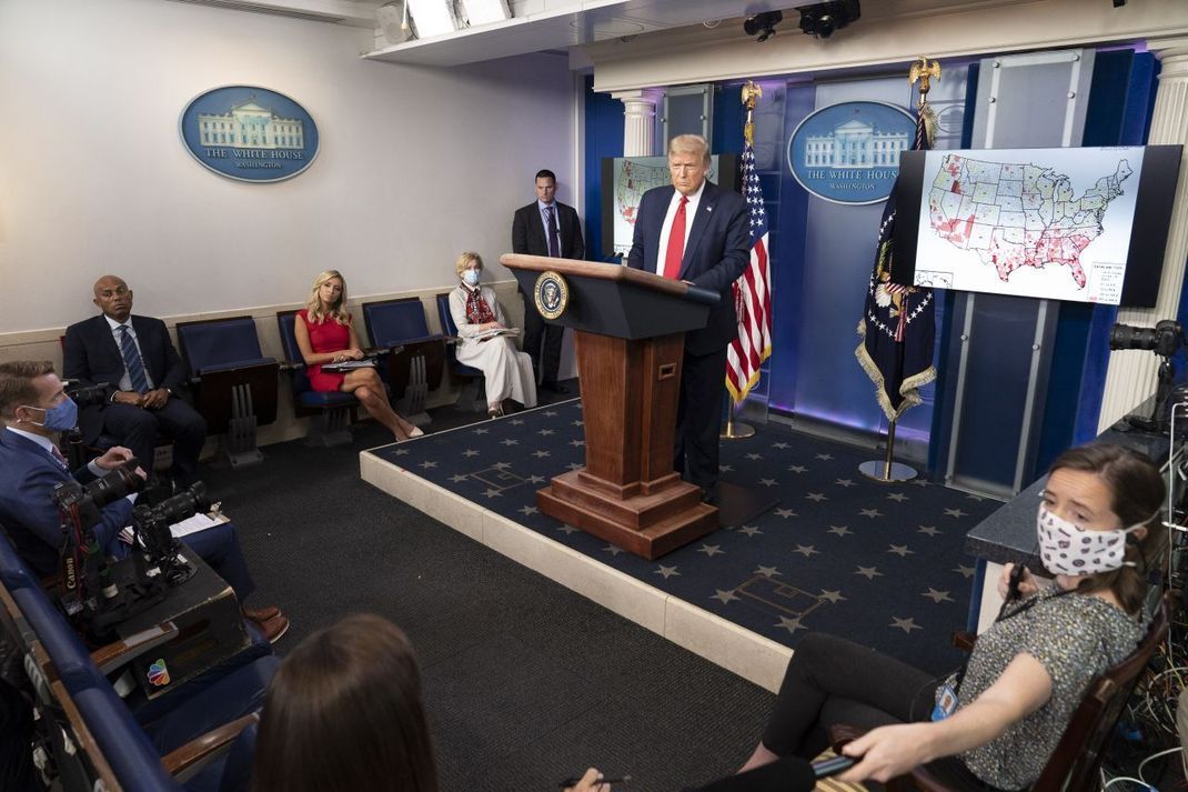 Den US-Präsident alles selbst fragen? Das ist nicht möglich. Darum sind Pressekonferenzen wie im Juli 2020 im Weißen Haus unerlässlich. Darüber können Reporter Informationen erfahren und an die Bevölkerung weitergeben.