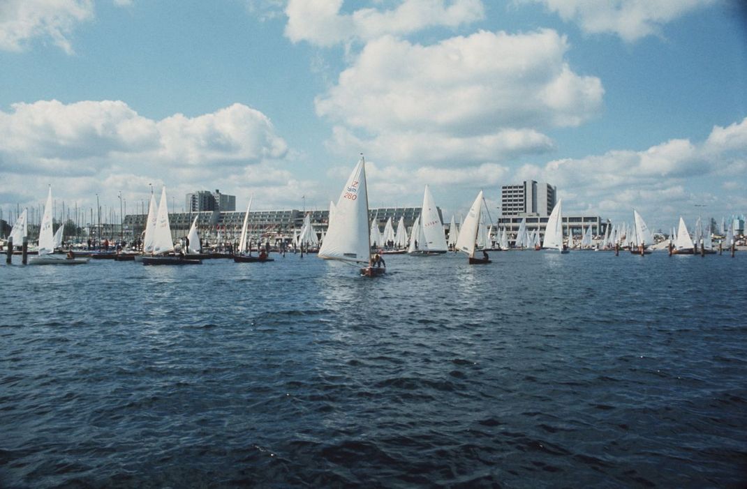 Die Disziplin Segeln sollte im Schilksee in Kiel stattfinden - dem deutschen Olympia-Segelstützpunkt. Auf dem Foto siehst du eine Regatta während den Olympischen Spielen 1972.