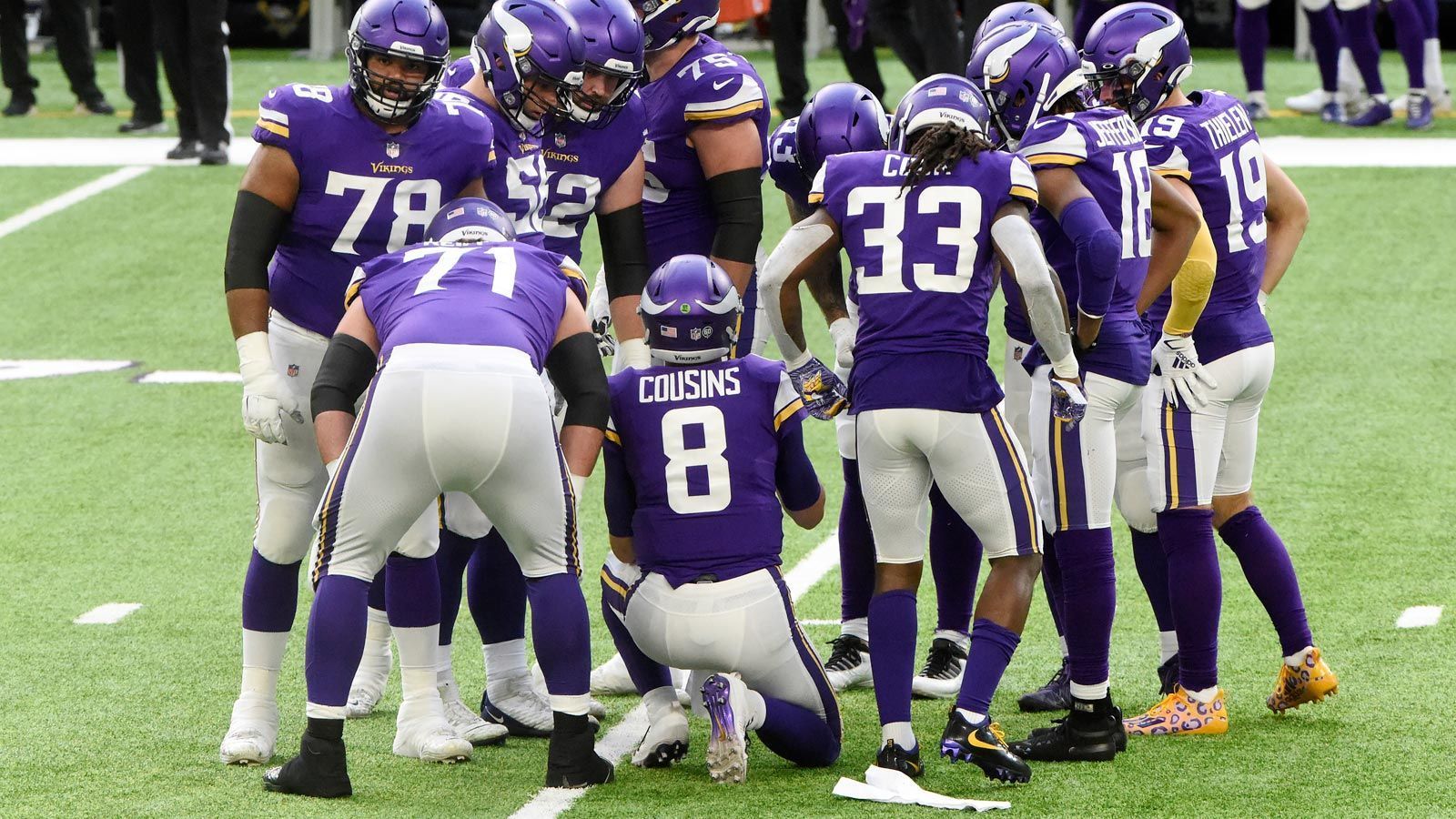 
                <strong>Platz 22 - Minnesota Vikings</strong><br>
                Minnesota beeindruckte in der 1. Runde durch einen cleveren Trade mit den Jets und sicherte sich dabei nicht nur weitere Draft-Picks, sondern auch Tackle Christian Darrisaw. Am zweiten Tag überraschten die Vikings hingegen mit Quarterback Kellen Mond, der nun Kirk Cousins (Bildmitte) im Genick sitzen wird. Gerade auf Cousins wird es in diesem Jahr ankommen: Bringt der erfahrene Spielmacher nicht die gewünschte Leistung steht mit Mond eine jüngere – und vor allem billigere – Alternative zur Verfügung.
              