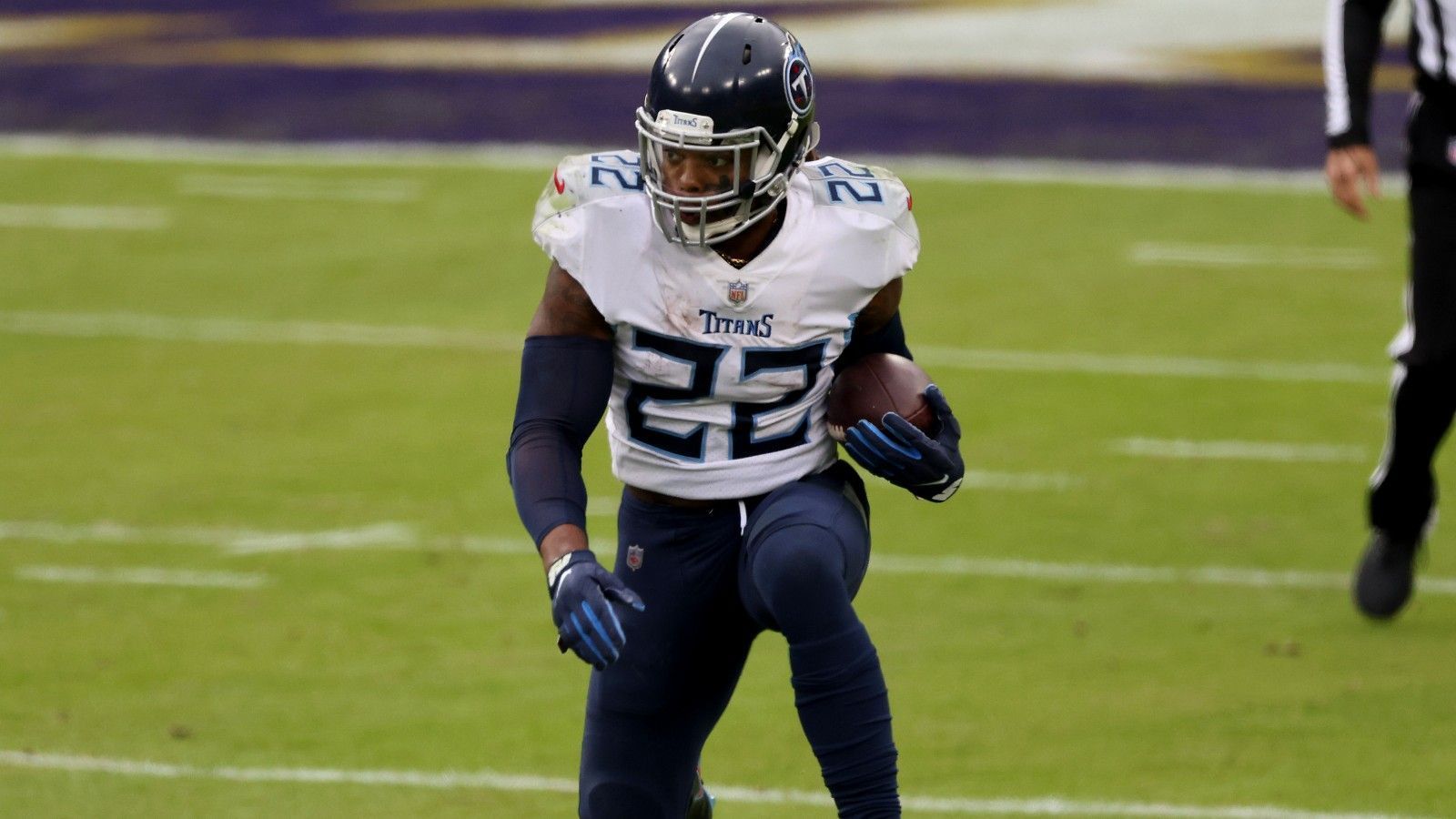 
                <strong>Derrick Henry</strong><br>
                Bei den Titans setzt man – im Vergleich zu vielen anderen Teams - verstärkt auf das Laufspiel und gibt Henry ein ums andere Mal den Ball, und das zahlt sich aus. Der Vierjahresvertrag über 50 Millionen Dollar ist gut investiertes Geld. Alleine in der vergangenen Woche erlief der 26-Jährige für sein Team 18 Punkte.
              