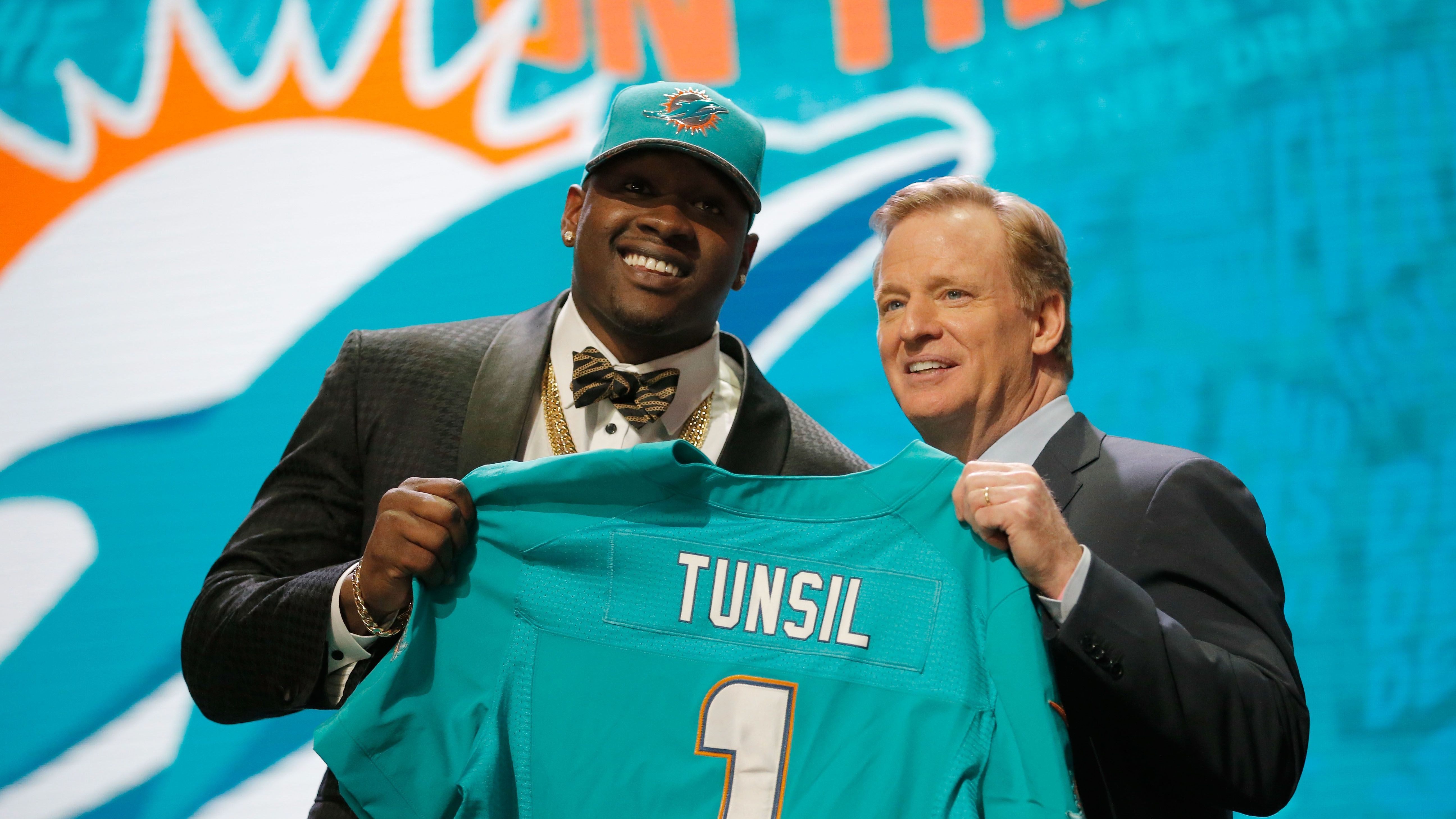 <strong>Laremy Tunsil</strong><br>Eigentlich galt Laremy Tunsil als einer DER Top Picks im Draft 2016.&nbsp; Eigentlich! Doch am Tag des Drafts tauchte auf seinem Twitter-Profil plötzlich ein Video auf, in dem Tunsil eine Bong rauchte. Er fiel bis auf Position 13, wo ihn die Miami Dolphins auswählten. Nach dem Draft gaben unter anderem die Ravens bekannt, Tunsil wegen des Videos nicht an Position sechs gezogen zu haben.