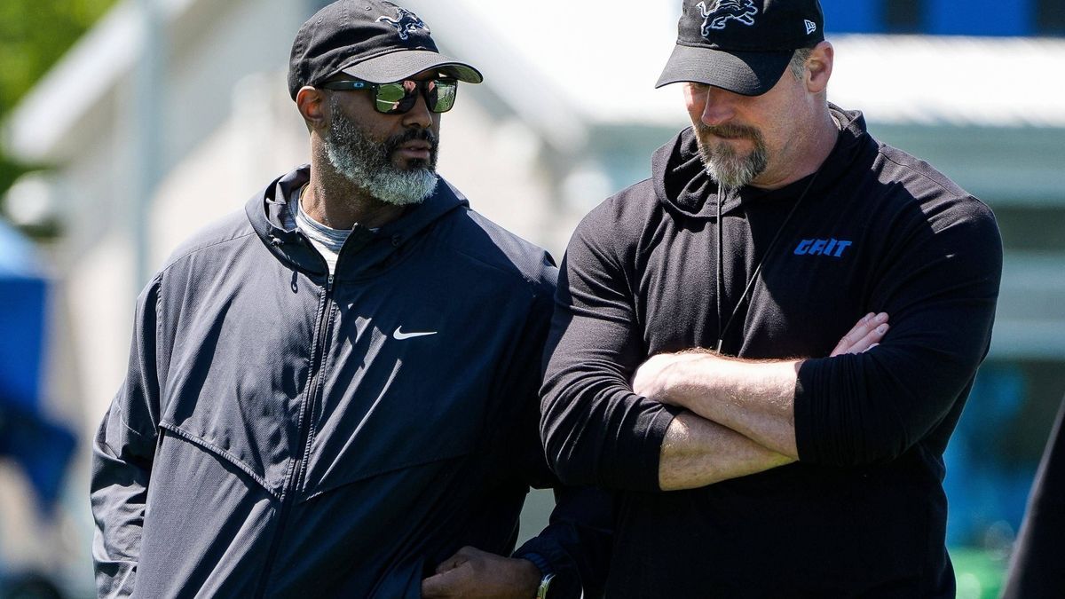 Syndication: Detroit Free Press Detroit Lions general manager Brad Holmes, left, talks to head coach Dan Campbell as they walk off the field after practice during rookie mini camp at Meijer Perform...
