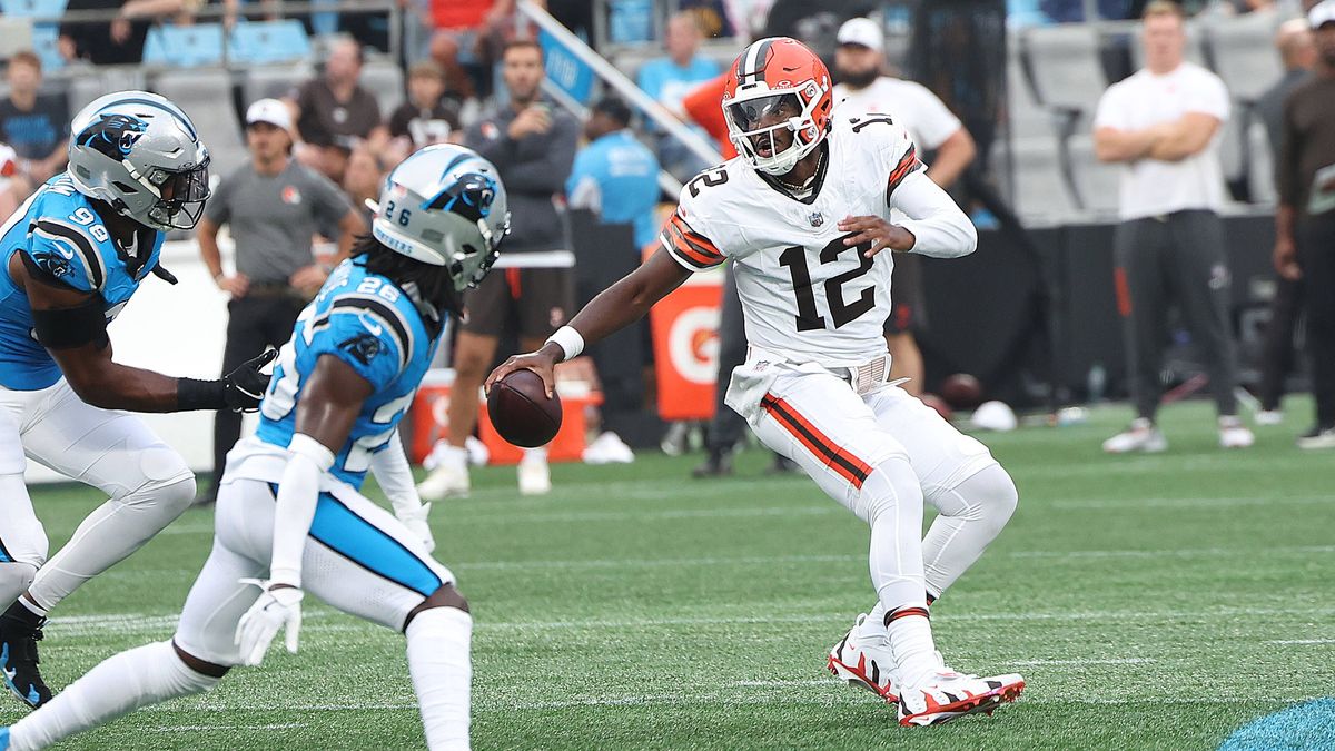 CHARLOTTE, NC - AUGUST 08: Cleveland Browns quarterback Shedeur Sanders (12) reverses his field of direction to momentarily escape some defenders during a NFL, American Football Herren, USA preseas...