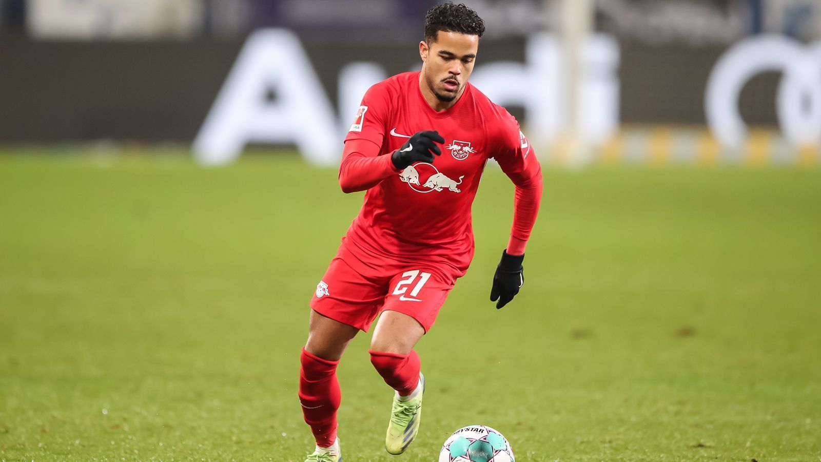 
                <strong>Justin Kluivert (RB Leipzig/AS Rom)</strong><br>
                Wie Thuram, so hat auch Leipzigs aktueller Leihspieler Justin Kluivert einen berühmten Vater: Patrick Kluivert, früherer Torjäger beim FC Barcelona. Kluivert junior, der in der laufenden Saison von der Roma an Leipzig ausgeliehen ist, lässt sich ebenfalls von Raiola vertreten. Der Italiener, der in den Niederlanden zunächst als Tellerwäscher in der Pizzeria seines Vaters arbeitete und sich danach zu einem der mächtigsten Spielerberater der Welt hocharbeitete, brachte schon Kluiverts Transfer von Ajax Amsterdam nach Italien unter Dach und Fach. Im Sommer 2018 zahlten die Römer knapp 18 Millionen Euro Ablöse für den Offensivspieler. 
              