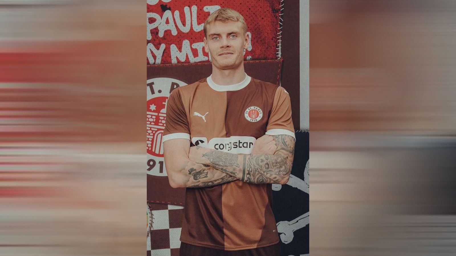 <strong>FC St. Pauli</strong><br>Das Dress der Kiezkicker ist eine Hommage an das Trikot der Spielzeit 91/92. "Das Design des Kulttrikots wurde in die heutige Zeit übersetzt, bleibt jedoch St. Paulis Tradition treu: Die großen braun-weißen Quadrate finden sich, jetzt in einem helleren und dunkleren Braunton gehalten, auch im neuen Heimtrikot wieder", schreiben die Hamburger in der Vereinsmitteilung.