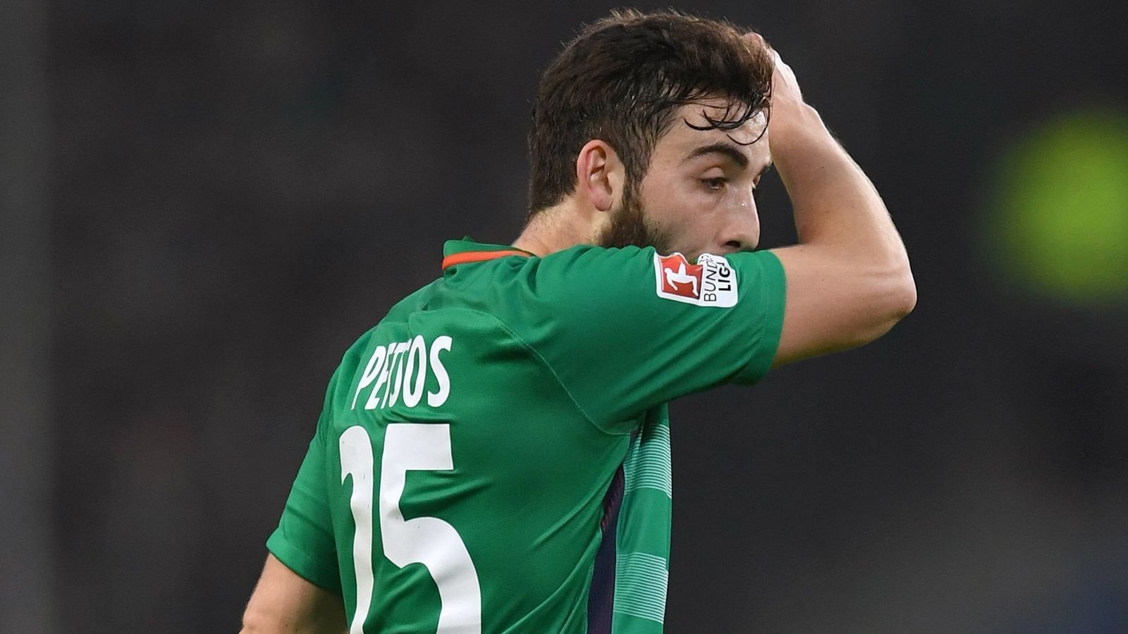 
                <strong>Thanos Petsos (SV Werder Bremen)</strong><br>
                Der Deutsch-Grieche war in der Rückrunde der Vorsaison an seinen Ex-Klub Rapid Wien ausgeliehen und kehrte nun wieder zurück an die Weser, wo Petsos' Vertrag bis 2019 läuft. Obwohl der 27 Jahre alte Abräumer seit 2016 in Bremen unter Vertrag steht, kam er seitdem lediglich auf drei Pflichtspiel-Einsätze für die Hanseaten, war zwischenzeitlich eben an den österreichischen Rekordmeister sowie Fulham ausgeliehen. Der Verein soll ohne ihn planen.
              