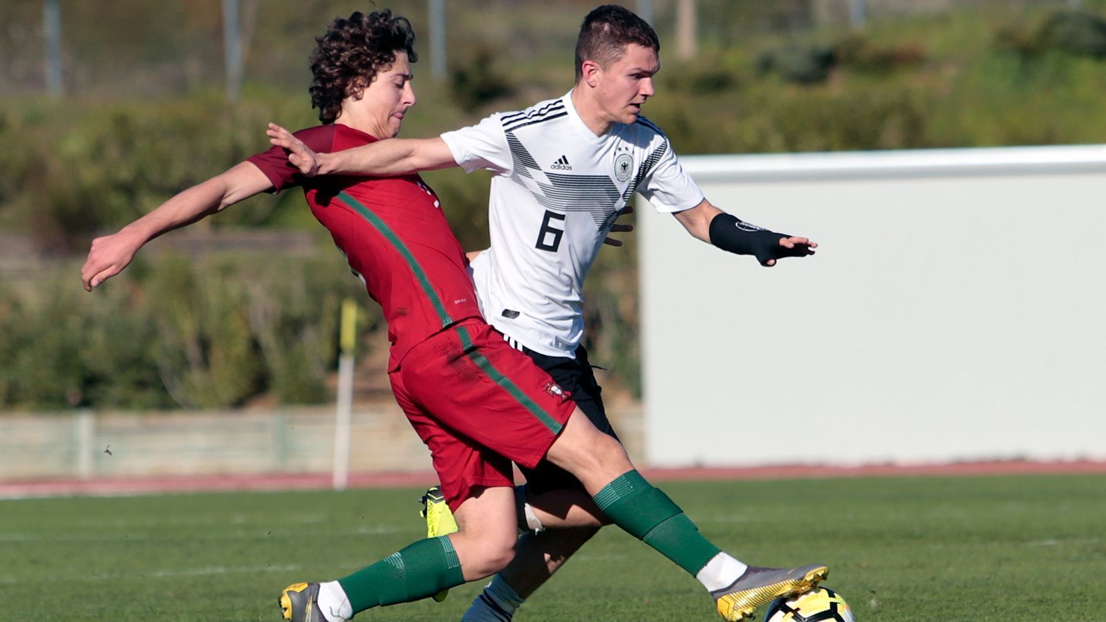 
                <strong>Jordan Meyer</strong><br>
                Position: MittelfeldAlter: 16 JahreVerein: VfB StuttgartU17-Länderspiele: 11/0 Tore
              