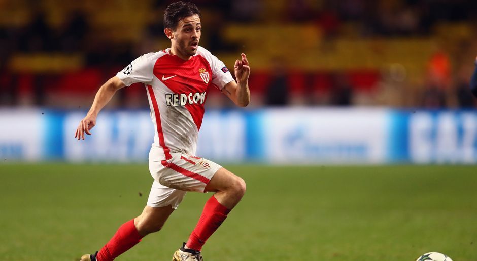 
                <strong>Bernardo Silva (AS Monaco -> Manchester City)</strong><br>
                Pep Guardiolas Klub Manchester City treibt die Kaderplanungen weiter voran und präsentierte nun mit Bernardo Silva einen ersten Top-Neuzugang für die kommende Saison. Der 22-jährige Portugiese kommt vom französischen Meister AS Monaco auf die Insel und soll laut "BBC" 50 Millionen Euro Ablöse gekostet haben. "Es fühlt sich gut an. Um ehrlich zu sein, bin ich jetzt bei einem der besten Teams der Welt. Ein Teil dieses Klubs zu sein, ist großartig", sagte der Mittelfeldspieler. Zur Vertragslaufzeit machten die Citizens keine Angaben. Bernardo Silva wird künftig mit der Nummer 20 für ManCity auflaufen.
              