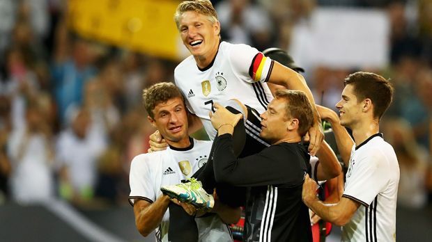 
                <strong>Schweinsteigers emotionaler DFB-Abschied</strong><br>
                Auf der Ehrenrunde nehmen Thomas Müller und Manuel Neuer auf die Schultern.
              
