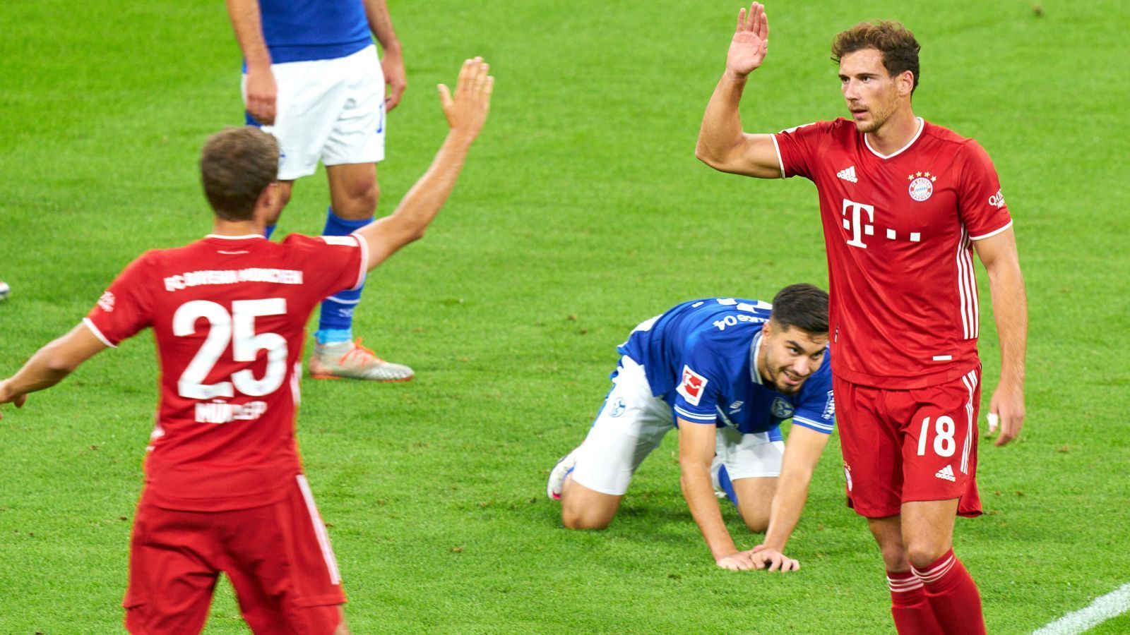 
                <strong>Zum Saisonstart: 8:0-Schützenfest gegen Schalke</strong><br>
                Neue Saison, alte Dominanz. Dass der FC Bayern in der kurzen Sommerpause nichts von der eigenen Dominanz einbüßte, bekam gleich zum Saisonstart der FC Schalke auf ganz üble Weise zu spüren. Der amtierende Triplesieger schoss die Gelsenkirchener am 1. Spieltag der Bundesliga-Saison 2020/21 mit 8:0 aus der Allianz Arena. Auch im weiteren Saisonverlauf sollten beide Teams Welten trennen. Die Bayern verteidigten den Meistertitel, während Schalke sang- und klanglos als Schlusslicht absteigt.
              