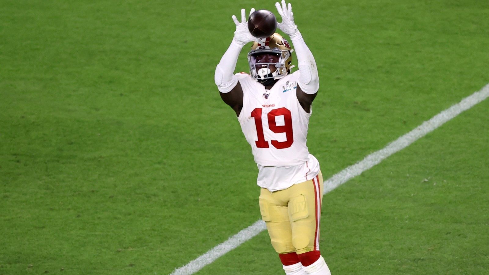 
                <strong>San Francisco 49ers: Deebo Samuel (Offense)</strong><br>
                Die San Francisco 49ers haben Emmanuel Sanders in der Free Agency verloren und gehen jetzt mit einem extrem dünnen und unerfahrenen Receiving Corps in die Saison. Deebo Samuel führt diese Gruppe als Zweitjahres-Profi an. Der Receiver hat einen Fußbruch aus der Offseason ausgestanden und ist wohl beim Saisonauftakt dabei. Samuel zeigte in seiner Rookie-Saison sein Talent, gerade mit dem Ball in der Hand ist er nur schwer zu stoppen. In der kommenden Saison muss er sein solides Route Running noch verbessern, um sein Spiel um eine weitere Facette auszubauen.
              