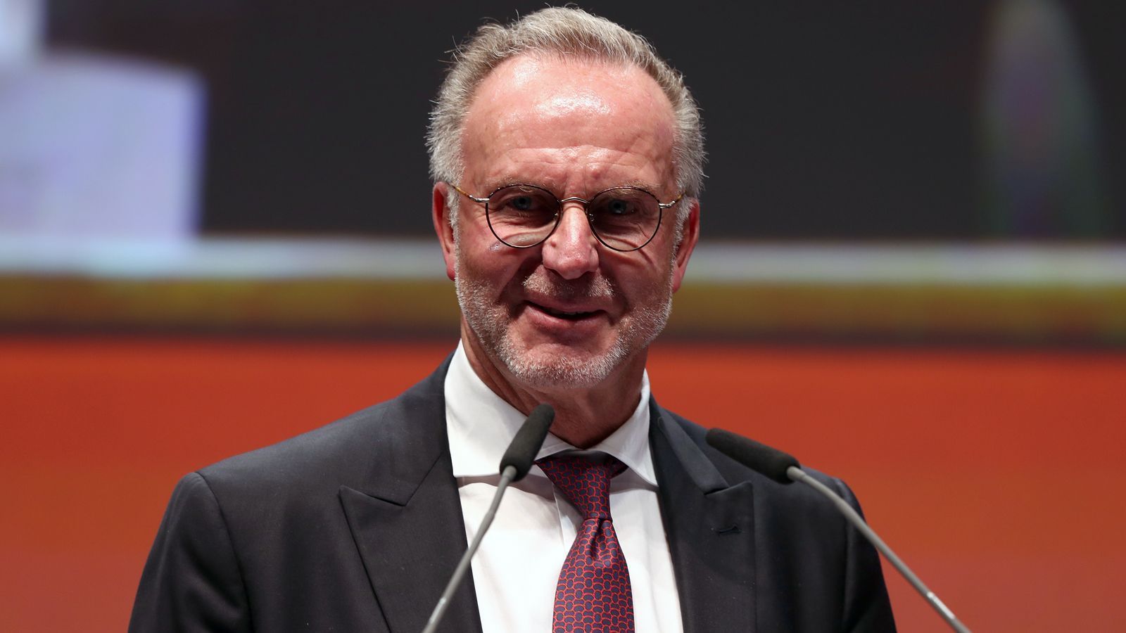 
                <strong>Karl-Heinz Rummenigge (FC Bayern München, Vorstandsvorsitzender)</strong><br>
                Bayerns Boss Karl-Heinz Rummenigge spielte früher selbst als erfolgreicher Stürmer für den Rekordmeister (420 Pflichtspiele, 217 Tore). Seit 2002 leitet Rummenigge als Vorstandsvorsitzender die Geschicke an der Säbener Straße, war zuvor schon Vize-Präsident des Vereins. Ende 2018 verlängerte Rummenigge als Bayern-Boss bis Ende 2021, danach übergibt der 64-Jährige sein Amt als Vorstandsvorsitzender an Kahn. 
              