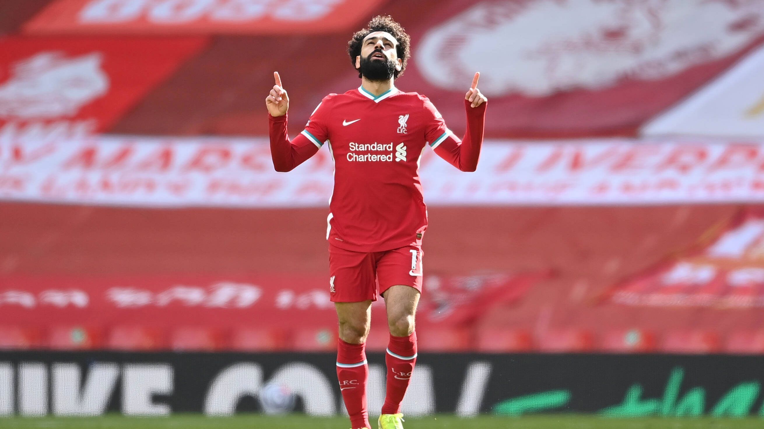 
                <strong>Mo Salah (FC Liverpool)</strong><br>
                Nachdem zunächst Gerüchte über einen Wechsel nach Spanien im Raum standen, betonte Liverpools Rechtsaußen zuletzt stets, dass er seinen bis 2023 laufenden Vertrag bei den Reds gerne verlängern würde. Gleichwohl moserte der Ägypter aber auch, dass niemand mit ihm über eine Vertragsverlängerung sprechen würde. "Mit mir redet ja keiner darüber, also kann ich auch nicht viel dazu sagen", ließ Salah verlauten: "Niemand im Verein redet mit mir über irgendwas."
              