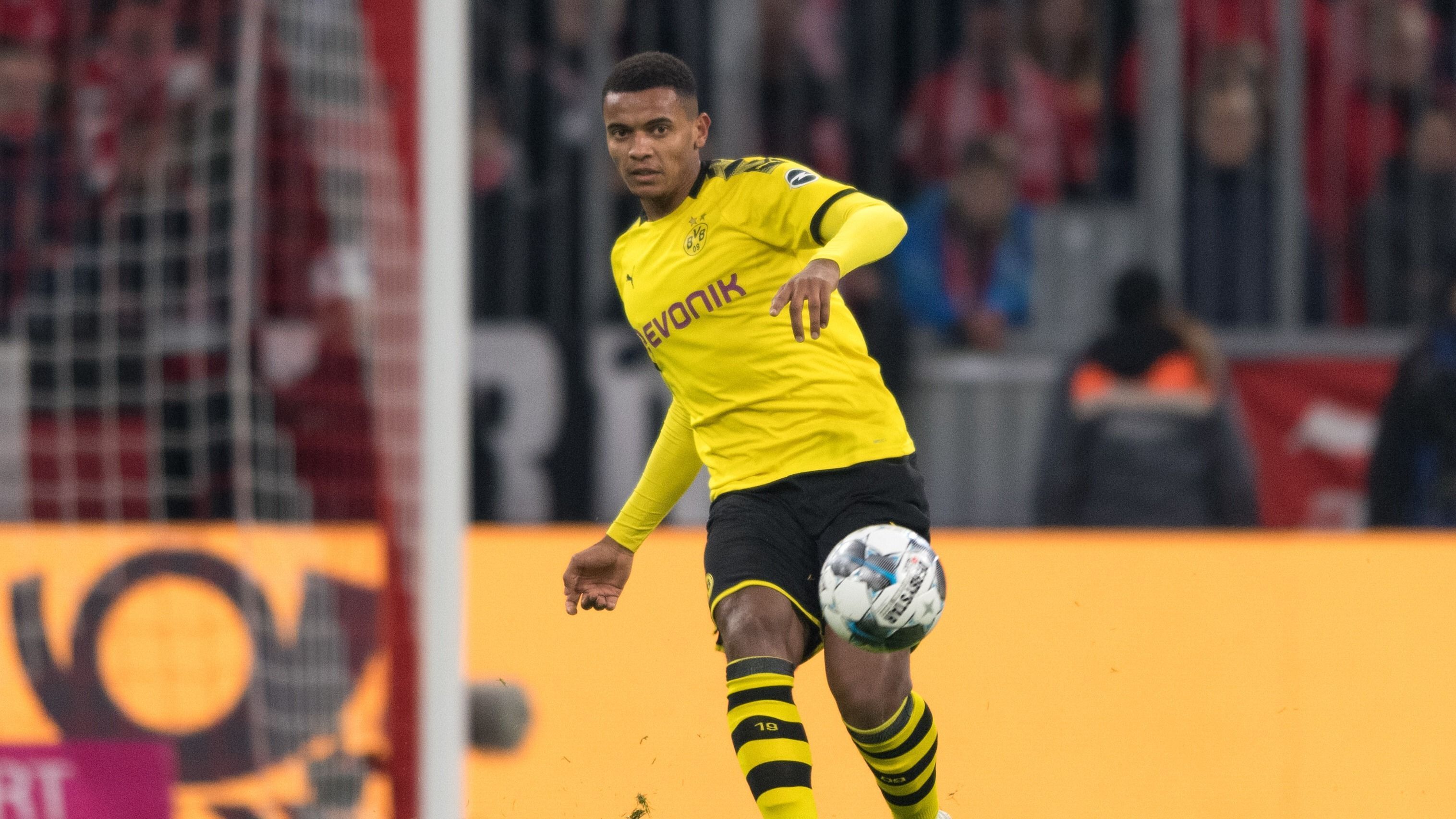 
                <strong>Manuel Akanji (Borussia Dortmund)</strong><br>
                Seine Grätsche landet vor dem 0:1 unglücklich bei Messi, der auf Suarez auflegt. Auch sonst in einigen Situationen überfordert und nur staunender Zuschauer bei Barcas Stafetten. Auch er kann sich ein wenig steigern nach der Pause, auch wenn er nicht immer den Überblick behält. ran-Note: 4
              