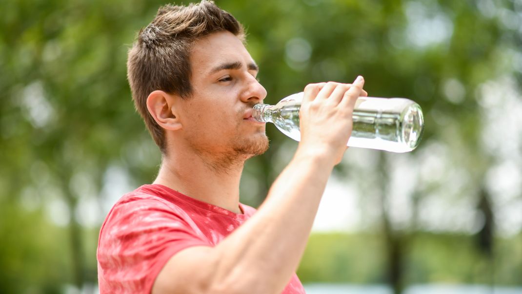 Leitungs- oder Mineralwasser ist ideal, um den Flüssigkeitsbedarf zu decken.