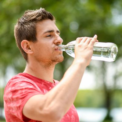 Leitungs- oder Mineralwasser ist ideal, um den Flüssigkeitsbedarf zu decken.