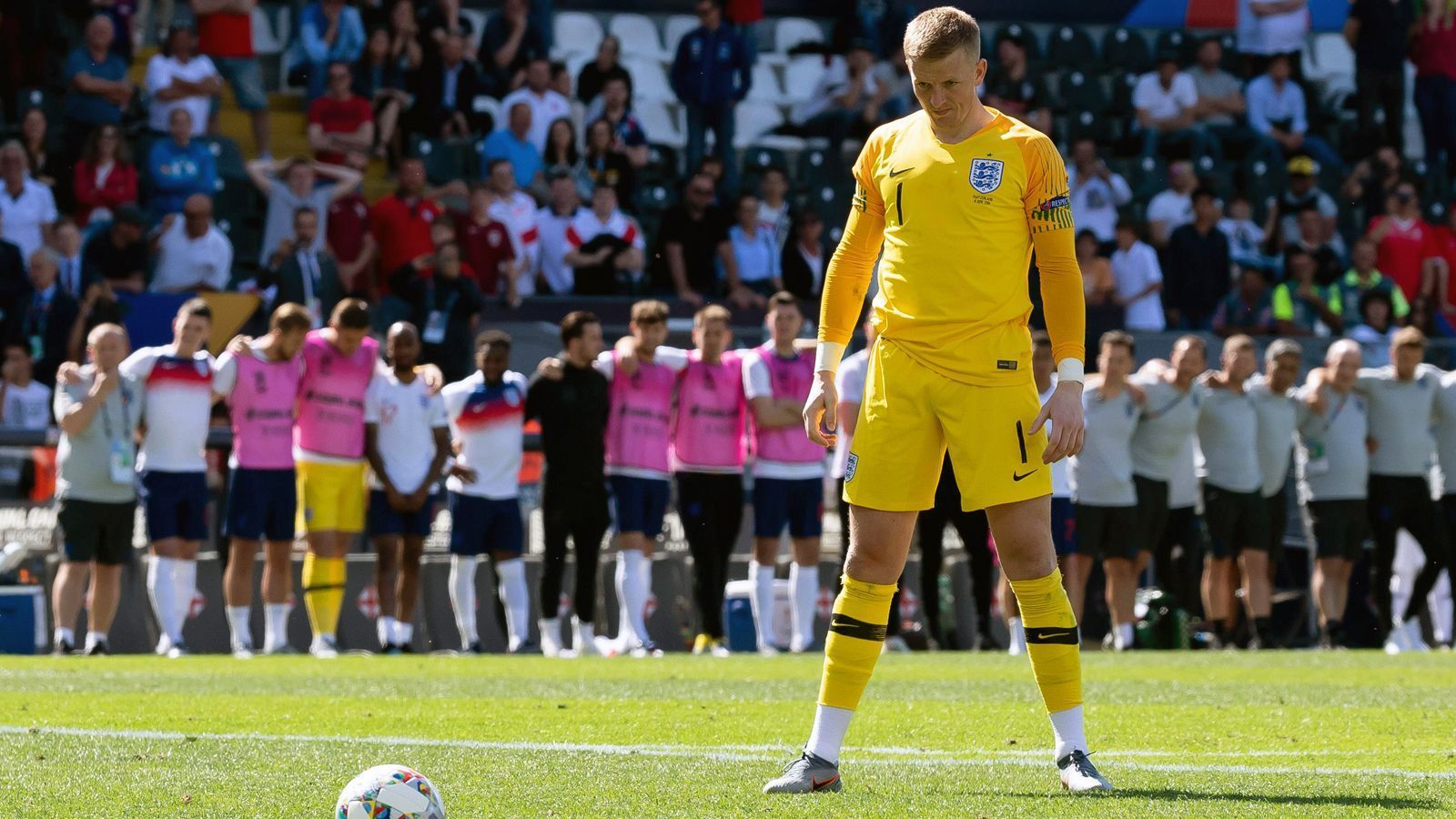 
                <strong>Nations League (Spiel um Platz 3): Schweiz - England 5:6 n.E.</strong><br>
                Im Spiel um Platz 3 der Nations League schafften es die Engländer sogar, die zuvor erreichte Elfmeter-Trendwende weiter zu festigen. Gegen die Schweiz verwerteten im Juni 2019 nach zunächst 120 torlosen Minuten alle sechs englischen Schützen ihre Elfmeter, einen davon auch Keeper Jordan Pickford. Der Schlussmann des FC Everton sorgte anschließend im portugiesischen Guimaraes mit einer Parade für die Entscheidung. Er hielt den Elfmeter des früheren Bundesliga-Stürmers Josip Drmic.
              