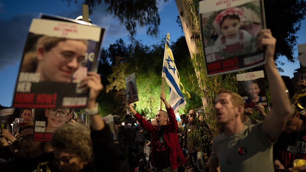 Am internationalen Tag der Kinderrechte kam es zu einer Protestaktion in Tel Aviv, bei der Menschen die Freilassung von minderjährigen Geiseln im Gazastreifen forderten.