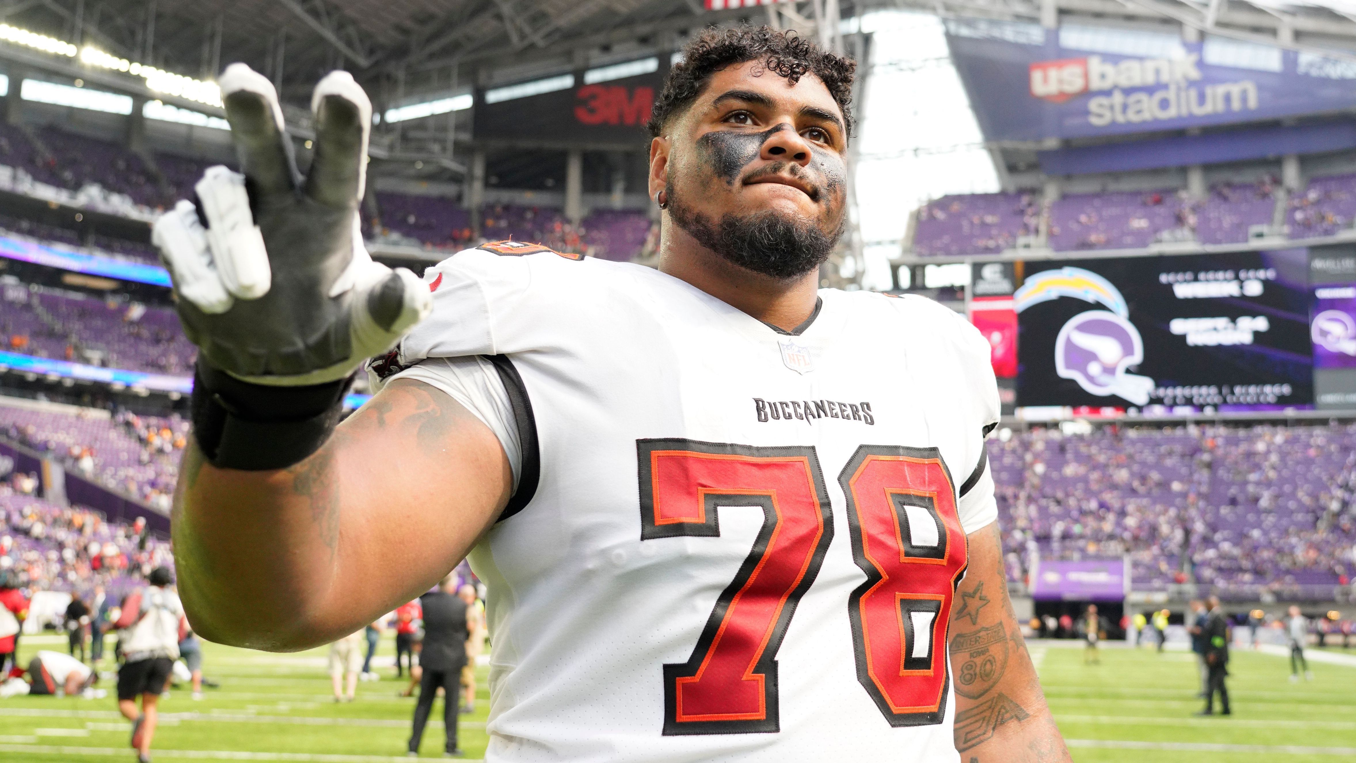 <strong>Offensive Tackle<br></strong>1. Platz: Tristan Wirfs (Buccaneers, Foto) - 28,1 Millionen US-Dollar über fünf Jahre<br>2. Platz: Penei Sewell (Lions) - 28 Millionen US-Dollar über vier Jahre<br>3. Platz: Trent Williams (49ers) - 27,6 Millionen US-Dollar über drei Jahre<br>4. Platz: Christian Darrisaw (Vikings) - 26 Millionen US-Dollar über vier Jahre<br>5. Platz (geteilt): Laremy Tunsil (Commanders) - 25 Millionen US-Dollar über drei Jahre<br>5. Platz (geteilt): Lane Johnson (Eagles) - 25 Millionen US-Dollar über ein Jahr