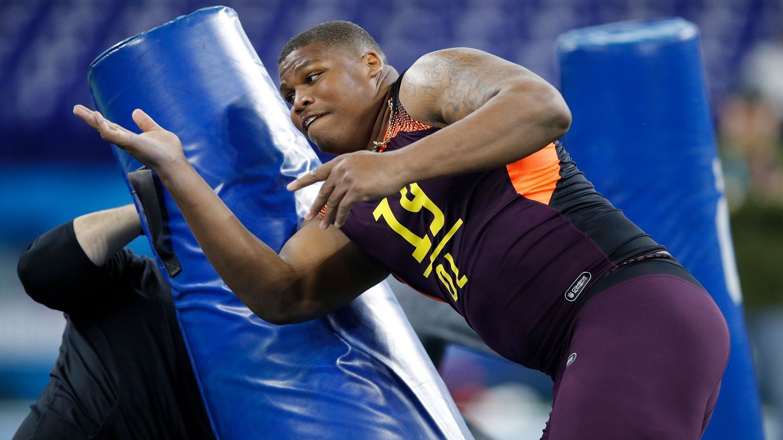 
                <strong>Quinnen Williams (Defensive Tackle, Alabama)</strong><br>
                Wusste am Sonntag durch seine überragende Zeit beim 40-Yard Dash zu überzeugen. Mit 4,83 Sekunden ist er einer der schnellsten 300-Pounder in der Geschichte der NFL. 2018 schaffte er am College mit 71 Tackles und acht Sacks seinen Durchbruch. Die Kombination aus Kraft und Geschwindigkeit ist herausragend für einen Spieler auf seiner Position.
              