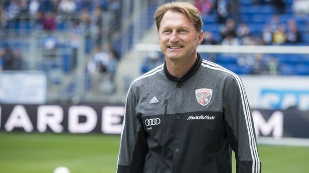 
                <strong>Ralph Hasenhüttl (FC Ingolstadt 04)</strong><br>
                Es ist offiziell! Ralph Hasenhüttl wird den FC Ingolstadt 04 im Sommer verlassen. Der Österreicher heuert bei RB Leipzig an und unterschreibt offenbar einen Kontrakt bis 2019. Da der 48-Jährige noch einen Vertrag bis 2017 bei den "Schanzern" gehabt hätte, sollen die Leipziger eine kolportierte Ablöse von 1,5 Millionen Euro für seine Dienste zahlen. Die Summe könnte auf zwei Millionen Euro steigen, falls RB Leipzig das internationale Geschäft innerhalb der Vertragslaufzeit erreichen sollte. Sein Nachfolger beim FCI wird ...
              