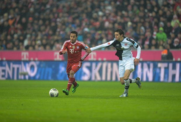
                <strong>Thiago Alcantara (FC Bayern)</strong><br>
                Platz 2: Der bisherige Rekordhalter kommt ebenfalls vom FC Bayern - und auch er ist Spanier. Thiago Alcantara hat beim 5:0-Sieg des Rekordmeisters am 19. Spieltag der vergangenen Spielzeit 177 Ballkontakte.
              