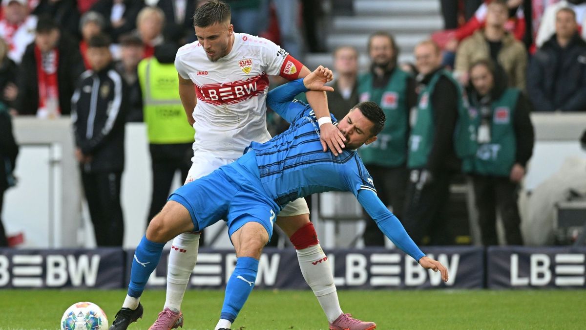 Ermedin Demirovic (l.) im Spiel gegen Heidenheim