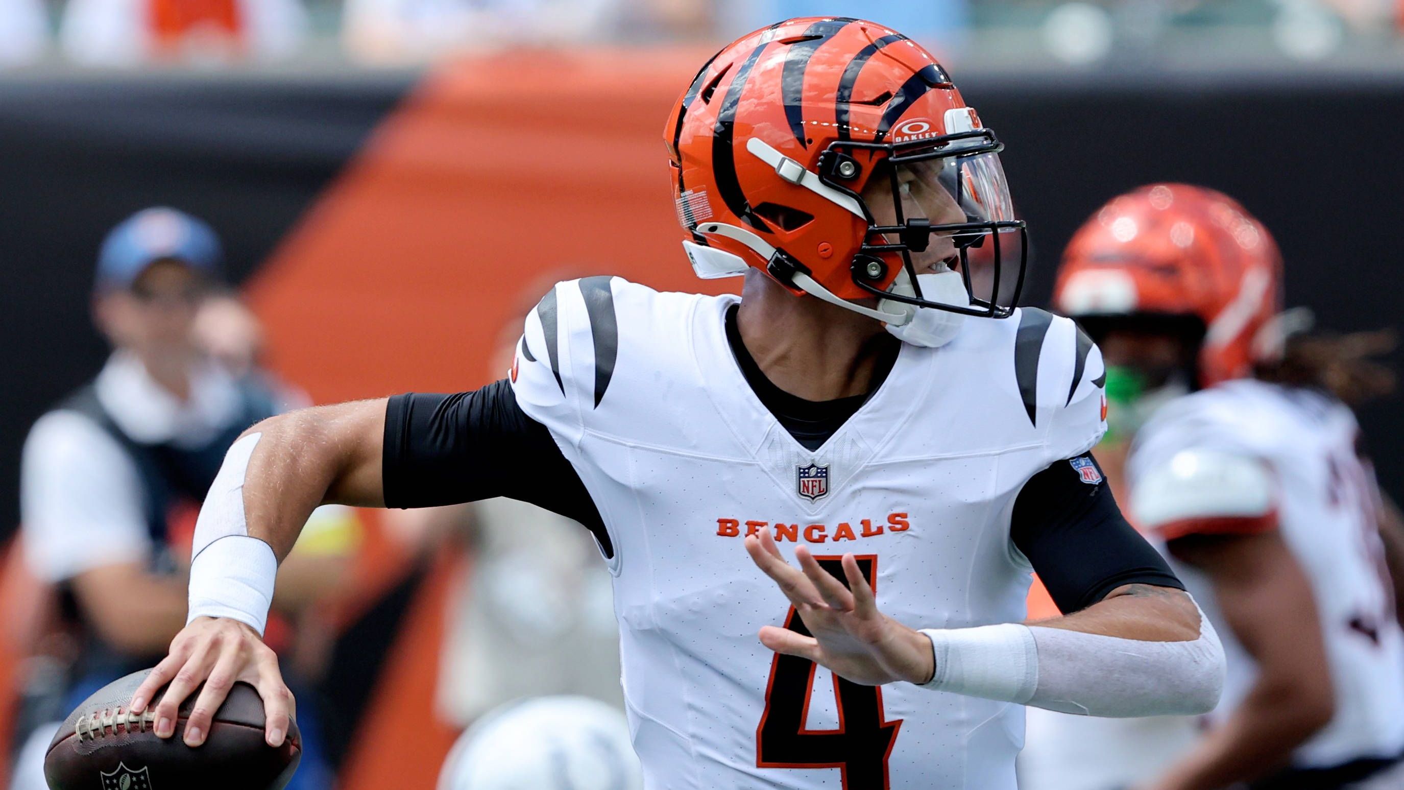 <strong>Desmond Ridder (Free Agent)</strong><br>... wäre Ridder zurückzuholen! Er ist ein Junge aus der Region, spielte in Cincinnati schon im College für die Bearcats und stand bis zum Roster Cut noch im Aufgebot der Bengals. Er hat NFL-Erfahrung und ist wohl Top-Favorit auf eine erneute Verpflichtung.