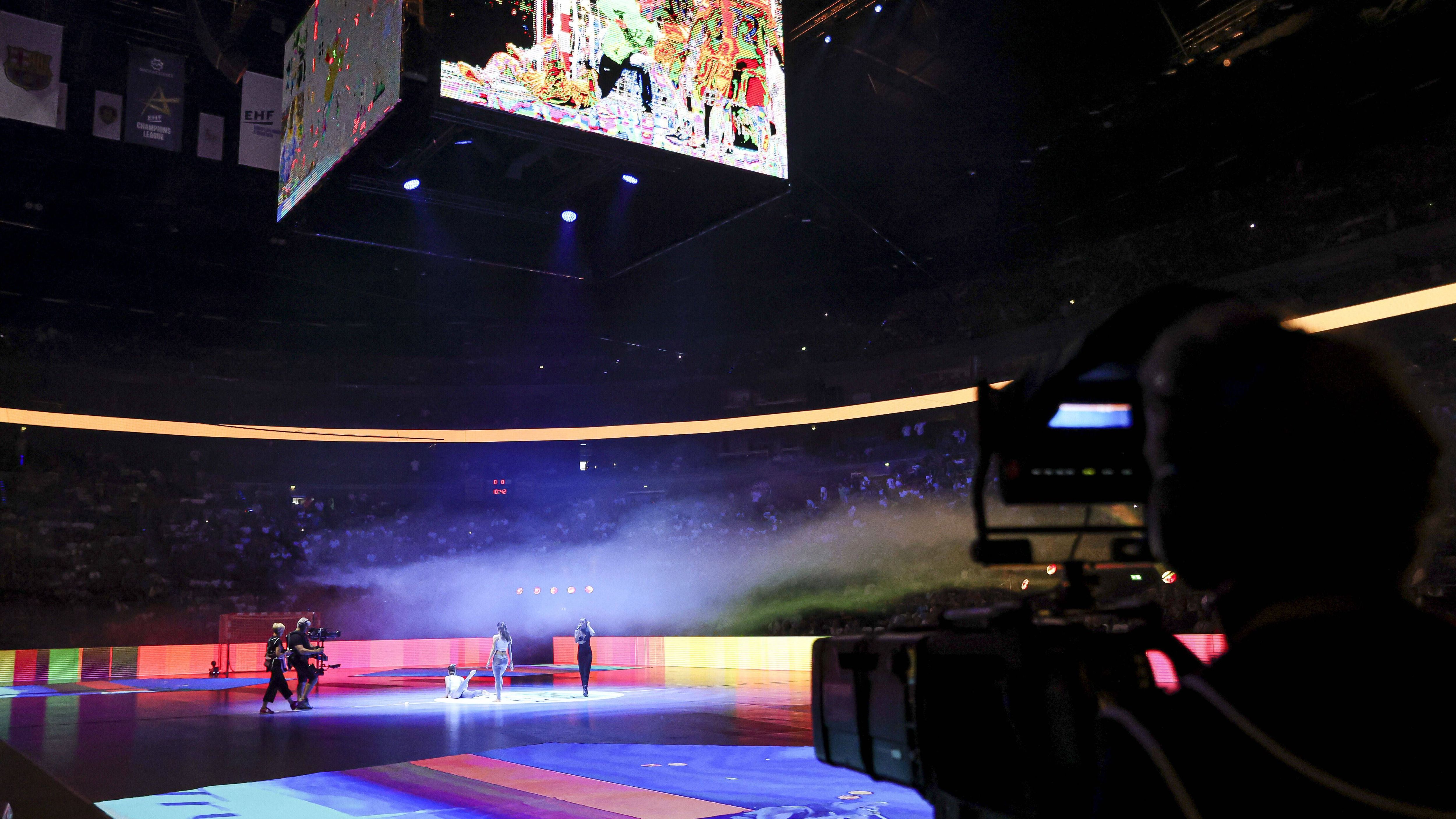 <strong>Lanxess Arena (Köln)<br></strong>Neben den beiden Halbfinals sowie dem Endspiel werden in Köln auch die Begegnungen der Hauptrunden-Gruppe I stattfinden. Somit könnte das deutsche Team nach Düsseldorf und Berlin auch in der Lanxess Arena, die eine Kapazität von knapp 20.000 Plätzen hat, auflaufen.