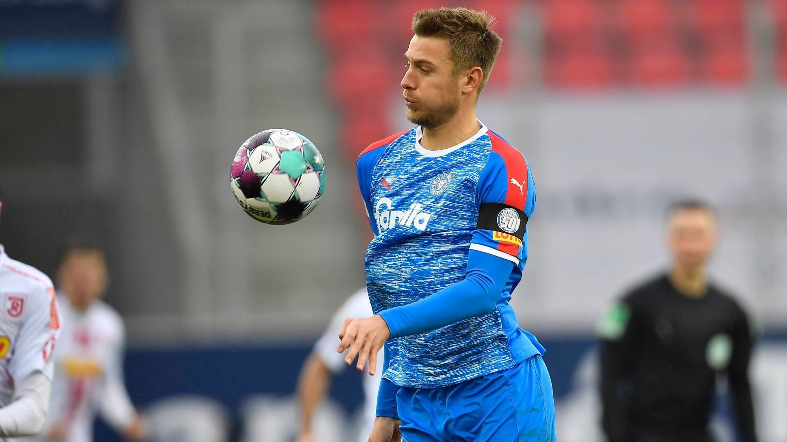 
                <strong>Hauke Wahl</strong><br>
                Hauke Wahl ist der Kapitän von Holstein Kiel. Der 26 Jahre alte Innenverteidiger spielte bereits für die U19 von Kiel und gab in diesem Verein auch sein Profidebüt. Er war zwischenzeitlich beim FC Ingolstadt, SC Paderborn und 1. FC Heidenheim, kehrte 2018 dann in den hohen Norden zurück. Seine Stärken sind das Stellungsspiel und das Zweikampfverhalten.
              