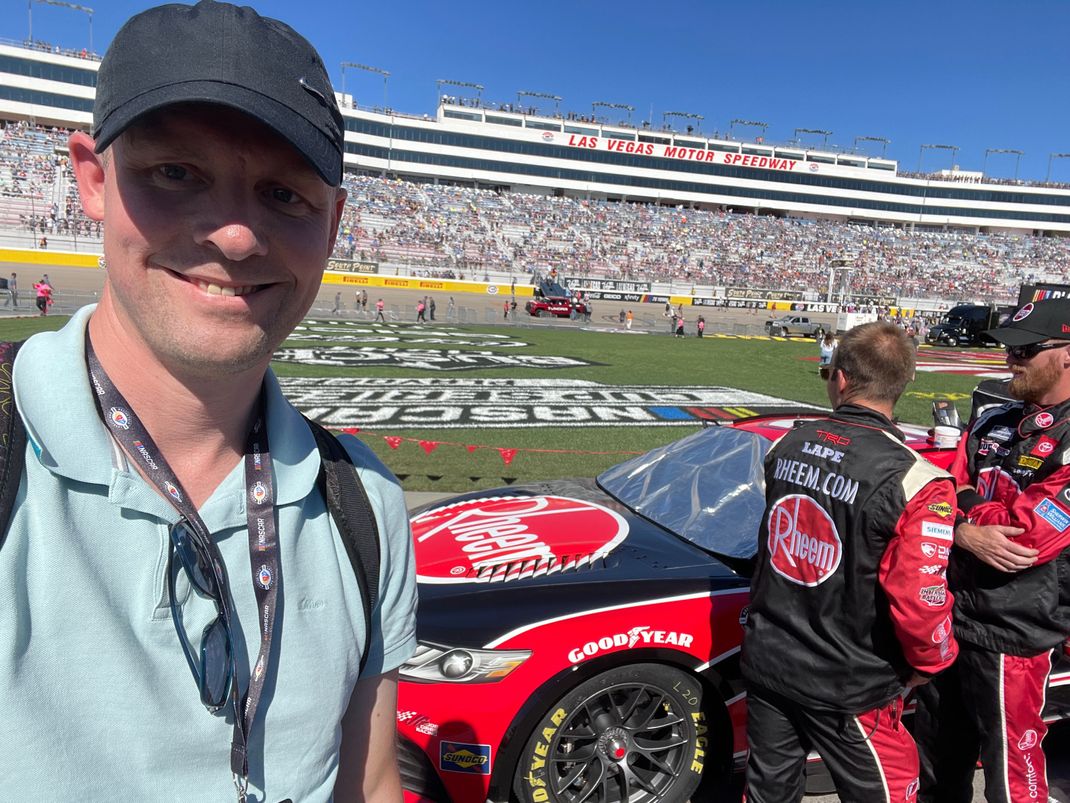 ran-Autor Oliver Jensen bei der NASCAR-Startaufstellung in Las Vegas