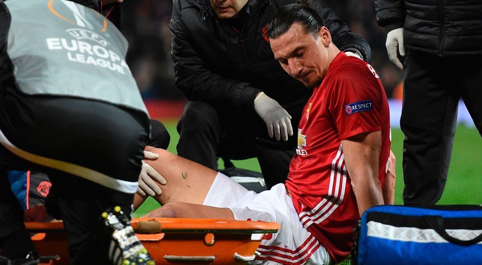 
                <strong>Zlatan Ibrahimovic (Manchester United)</strong><br>
                Ist das bitter! Zlatan Ibrahimovic zog sich im Europa-League-Spiel gegen den RSC Anderlecht eine schwere Knieverletzung zu - vermutet wird ein Kreuzbandriss. Für den Angreifer von Manchester United ist damit offenbar nicht nur die Saison gelaufen, laut "ESPN" wird der 35-Jährige das komplette Jahr 2017 keinen Fußball mehr spielen können. United-Coach Jose Mourinho meinte: "Die ersten Nachrichten über die Verletzung sind ziemlich negativ. Es sieht nicht gut aus, ich wäre gern optimistisch, bin es aber nicht." Droht Ibrahimovic, dessen Vertrag in Manchester im Sommer ausläuft, nun sogar das Karriereende? Zlatan ist nicht der einzige Superstar, der aufgrund einer schweren Verletzung für den Rest der Saison ausfällt.
              