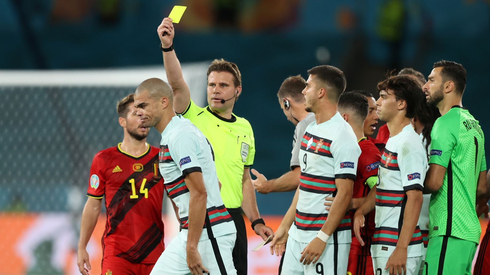 
                <strong>Andre Silva</strong><br>
                Auch der Frankfurter Torjäger Andre Silva (M.) kommt bei Portugal in der Schlussphase rein, das Spiel wird zunehmend hektisch. Silva geht in die vorderste Spitze und sorgt mit einigen guten Aktionen dafür, dass Ronaldo und Felix etwas mehr Platz haben. Aber ein Treffer will den Portugiesen nicht mehr gelingen.
              