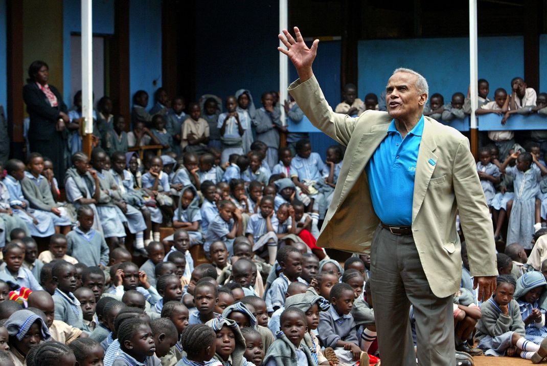 Harry Belafonte als Unicef-Botschafter in Kenia.
