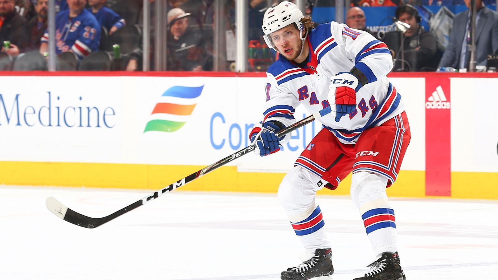 
                <strong>Artemi Panarin (New York Rangers)</strong><br>
                Panarin ist der Grund, warum die Rangers überhaupt noch Chancen im Kampf um die Playoff-Plätze in der Eastern Conference haben. Und besonders beeindruckend: Der Russe hat sein Spiel seit dem Wechsel von den Chicago Blackhawks umgekrempelt. Bei den Blackhawks war er mehr der Typ Scorer an der Seite von Patrick Kane, mittlerweile ist er der Spielgestalter, der mit genialen Pässen seine Mitspieler in Szene setzt. Bestes Beispiel: der 6:5-Siegtreffer von Mika Zibanejad in der Verlängerung gegen Alex Owetschkin und die Washington Capitals. Aufgrund der geringeren Toranzahl hat Panarin mit vier Toren weniger Gamewinner vorzuweisen. Dafür hat er mit +35 den besten +/-Wert aller Stürmer der NHL.
              