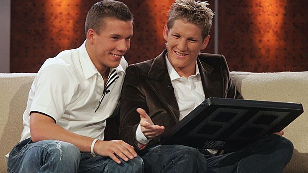 
                <strong>Schweini und Poldi</strong><br>
                Der deutsche Fußball arbeitet sich gerade langsam aus einem sehr tiefen Tal heraus. Da werden "Schweini" und Kumpel "Poldi" schnell mal zu Hoffnungsträgern einer ganzen Generation hochstilisiert.
              