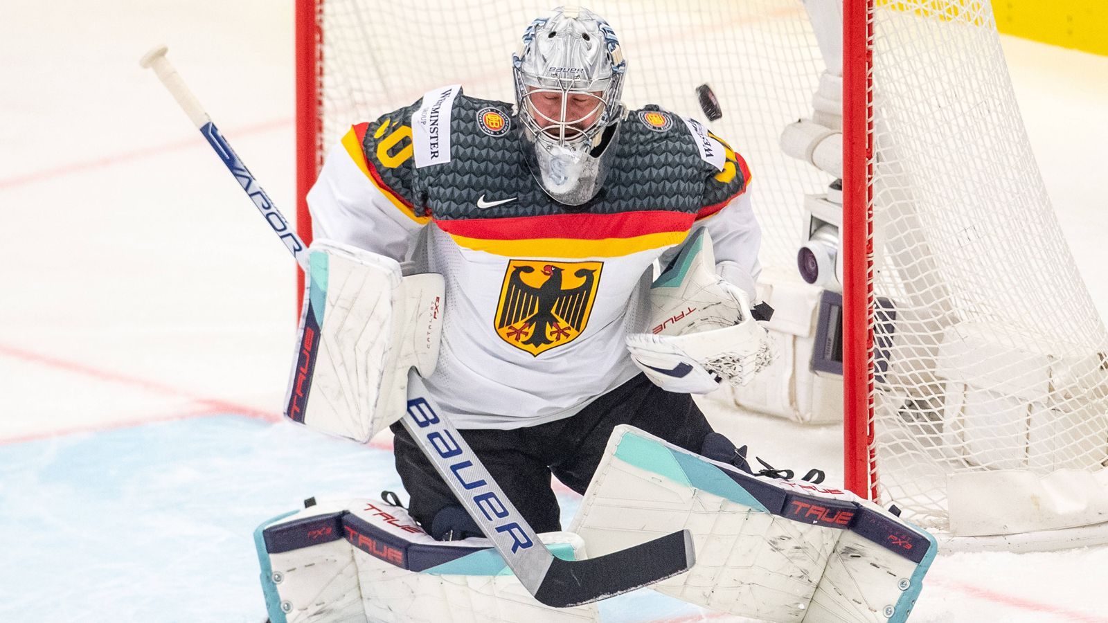 <strong>Torhüter</strong><br>Keine Experimente: NHL-Goalie Philipp Grubauer steht gegen die Schweiz im Tor. Beim 0:1 unterläuft ihm der erste wirkliche Patzer des Turniers. Bei den weiteren Gegentoren dann machtlos. Verhindert des Öfteren, dass die deutsche Mannschaft sich mit einer Klatsche aus dem Turnier verabschiedet und das Spiel eng bleibt.&nbsp;