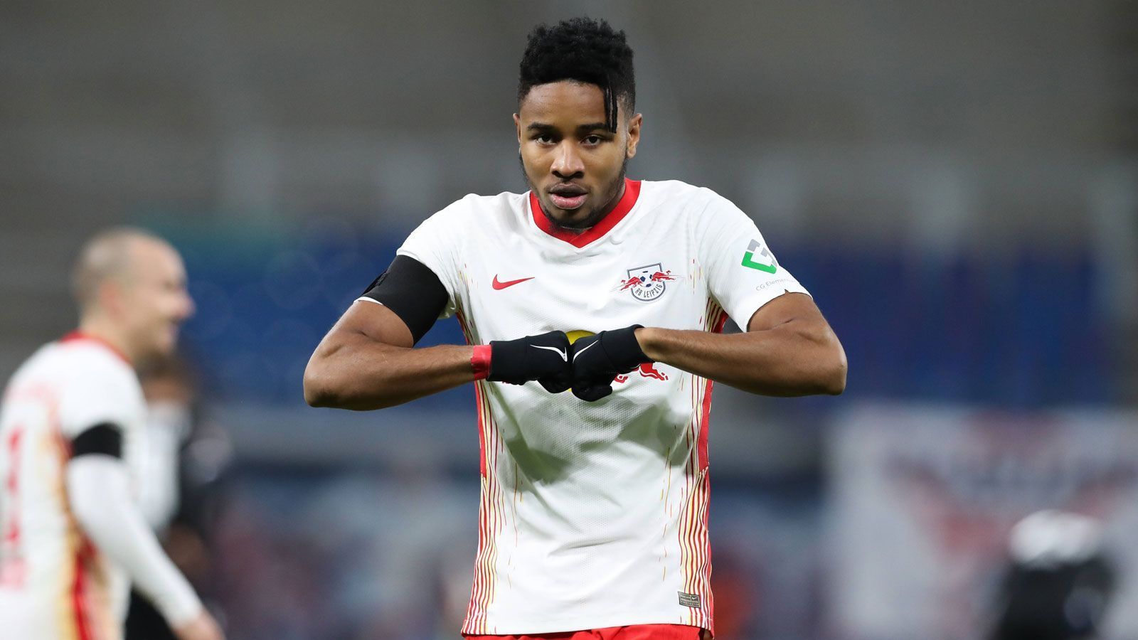 
                <strong>Christopher Nkunku (RB Leipzig)</strong><br>
                Seit seiner Ankunft in Leipzig im Sommer 2019 liefert Christopher Nkunku regelmäßig ab. "Er ist nicht der schlechteste Transfer, den wir getätigt haben", äußerte sich RB-Trainer Julian Nagelsmann vor ziemlich genau einem Jahr über seinen französischen Mittelfeldspieler. 32 Scorerpunkte in 69 Pflichtspielen untermauern die Aussage des Coaches. Für ihn hat sich der Tapetenwechsel definitiv ausgezahlt.
              