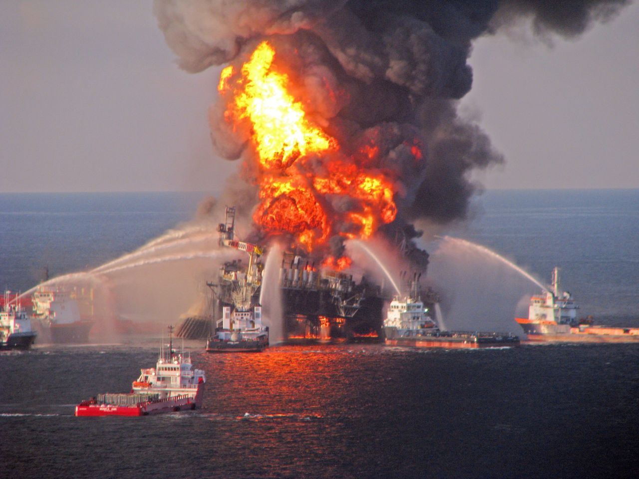 Deepwater Horizon: Technische Mängel führten 2010 unter anderem zur Explosion der Öl-Plattform im Golf von Mexiko. Insgesamt 87 Tage strömten schätzungsweise 800 Millionen Liter Öl in den Ozean, da die Förderstelle nicht verschlossen werden konnte. Elf Menschen starben. 200 Kilometer Küste wurden kontaminiert.