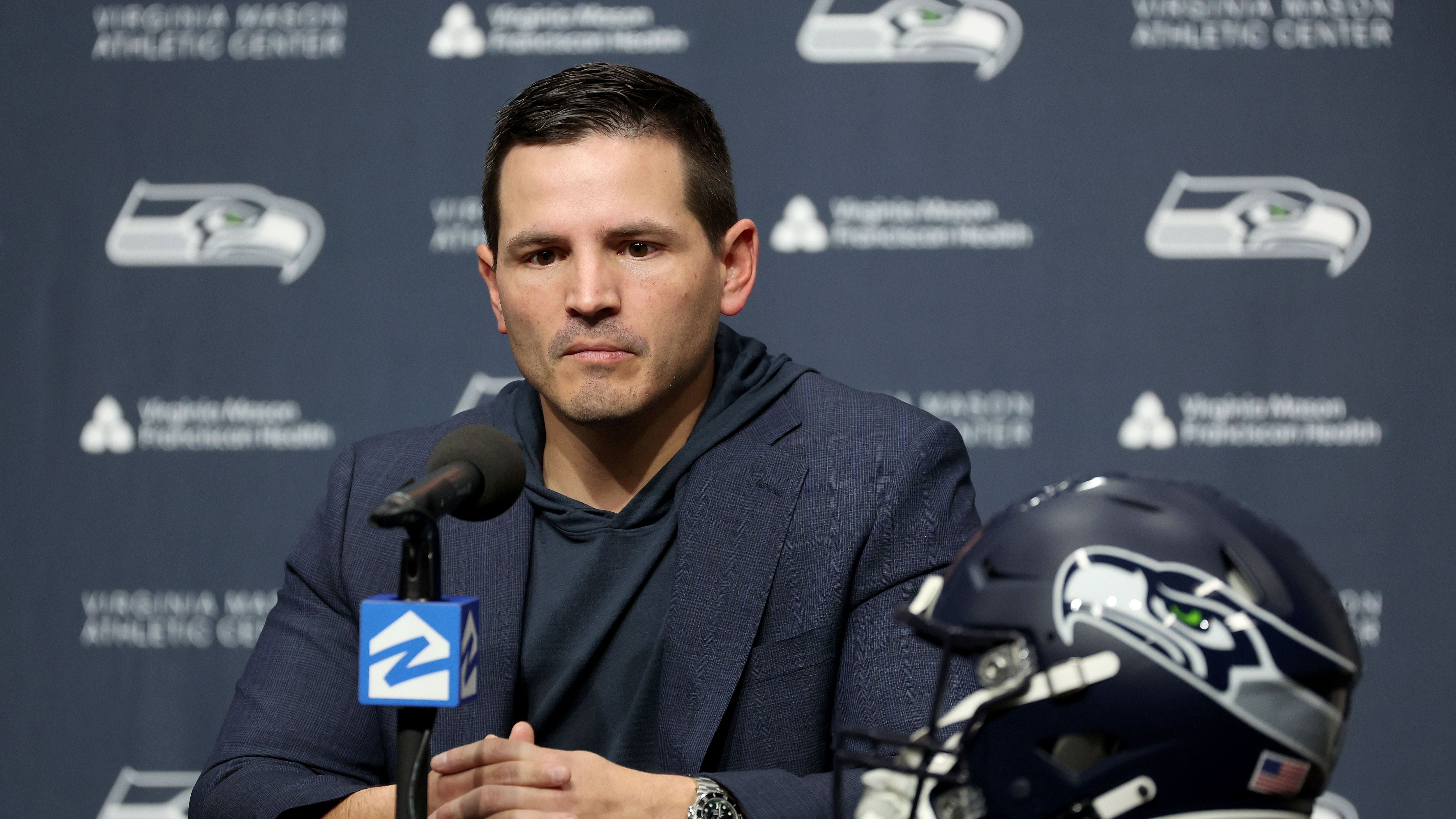 <strong>Platz 19: Seattle Seahawks um Head Coach Mike Macdonald</strong><br>Das Erbe von Pete Carroll wiegte schwer, aber Mike Macdonald leistete gute Arbeit in seiner ersten Anstellung als Head Coach. Unter seiner Führung spielten die Seahawks besonders in der zweiten Hälfte Saison gut. Die Defensive verbesserte sich und zehn Siege aus 17 Spielen sind ein starker Start.