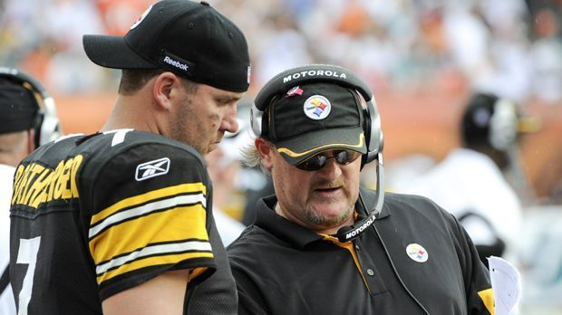 
                <strong>Randy Fichtner (Offensive Coordinator Pittsburgh Steelers)</strong><br>
                Die Pittsburgh Steelers haben die Nachfolge von Todd Hailey intern geregelt. Randy Fichtner übernimmt nach acht Jahren als Coach der Quarterbacks zusätzlich den Offensive Coordinator. Ihm wird ein besonders enges Verhältnis zu Ben Roethlisberger nachgesagt. Auch am College in Memphis hatte er diese Doppelrolle schon einmal sechs Jahre inne.
              