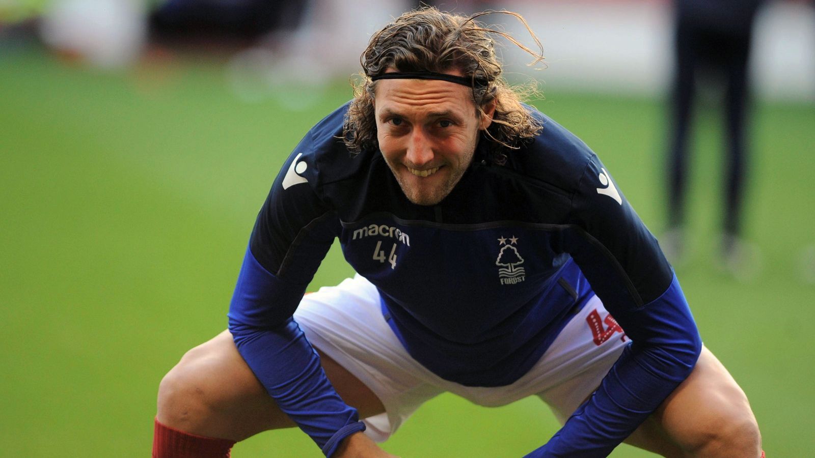 
                <strong>Michael Hefele (Nottingham Forest)</strong><br>
                Von Pfaffenhofen in die Premier League - dieses Fußballmärchen erfüllte sich für Michael Hefele, der bis 2018 für Huddersfield spielte. Weil der 1,92 Meter große Innenverteidiger in der Saison 2017/18 dann aber nur zu zwei Erstliga-Einsätzen für den Aufsteiger kam, kehrte Hefele dem sensationellen Klub nach dem Klassenerhalt den Rücken und wechselte zum Zweitligisten Nottingham Forest. Nach 15 Einsätzen für seinen neuen Klub, erlitt Hefele Anfang 2019 eine Achillessehnenverletzung und fällt seitdem aus. Laut englischen Medienberichten stieg Hefele Anfang September 2019 ins Training ein, für einen Kaderplatz im Team von Sabri Lamouchi reichte es aber noch nicht. Nottingham startete ohne Hefele passabel in die Saison 2019/20, hat nach 8 Spielen 15 Punkte und liegt in Reichweite zu den Playoff-Rängen um den Aufstieg in die Premier League.
              