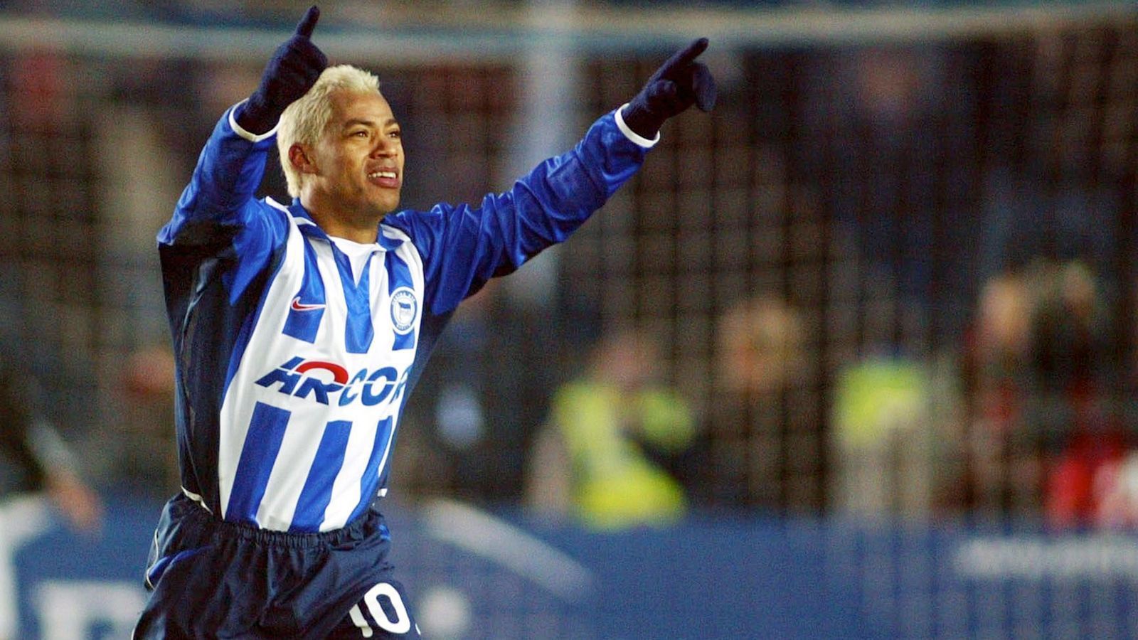 
                <strong>Offensives Mittelfeld/Hängende Spitze: Marcelinho</strong><br>
                Marcelinho ist zweifelsohne der beste Fußballer, der jemals das Trikot von Hertha BSC trug. Der Brasilianer war zwischen 2001 und 2006 einer der größten Stars der Bundesliga, begeisterte Fans auch über die Berliner Grenzen hinaus für seine Fußball-Kunst. 65 Tore in 165 Spielen sprechen eine deutliche Sprache. Problematisch war seine Einstellung. Eigenmächtig verlängerte Urlaube und Party-Eskapaden sorgten 2006 für die Scheidung einer sonst so glücklichen Spieler-Klub-Ehe. Dennoch, Marcelinho ist der Michael Jordan Berlins. Einen besseren gab es nie.
              