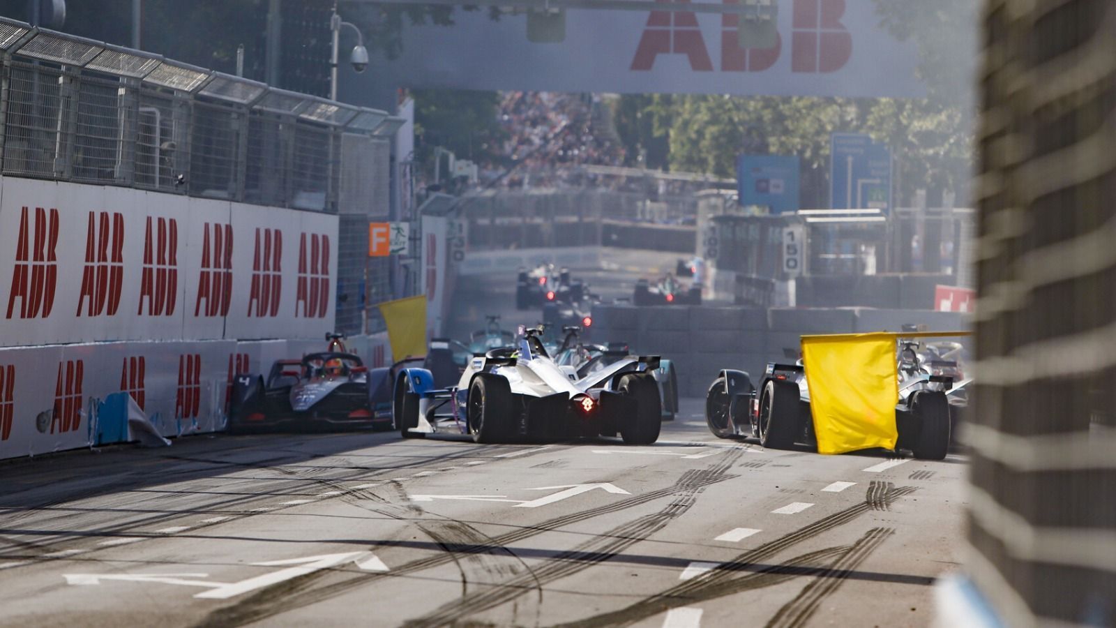 
                <strong>Qualifying</strong><br>
                Die Formel E hat 2022 ein neues Qualifying-Format eingeführt. Zunächst gibt es zwei Gruppen mit jeweils elf Fahrern. Die Einteilung in die zwei Gruppen erfolgt anhand der Gesamtwertung, dabei landen Piloten auf den ungeraden Positionen der Gesamtwertung in Gruppe 1, Fahrer auf geraden Positionen in Gruppe 2. In einem Zeitfenster von zwölf Minuten haben die Fahrer die Gelegenheit, mehrere fliegende Runden zu drehen. In beiden Gruppen wird mit 300 Kilowatt Leistung gefahren. Danach geht es im Turniermodus weiter. Die vier schnellsten Fahrer jeder Gruppe ziehen ins Viertelfinale ein, wobei der Schnellste aus einer Gruppe auf den Viertschnellsten trifft und so weiter. Von dort geht es ins Halbfinale und schließlich ins Finale mit zwei Finalisten. Derjenige, der das abschließende Duell für sich entscheidet, ist der Polesetter. Viertelfinale, Halbfinale und Finale des neuen Quali-Formats werden mit erhöhter Leistung (350 Kilowatt) bestritten. Die Fahrer auf den Positionen 5 bis 11 in der Gruppenphase sortieren sich später auf den Startplätzen 9 bis 22 eins. Dabei starten alle Fahrer aus der Gruppe des Polesetters ebenfalls auf einer ungeraden Position.
              