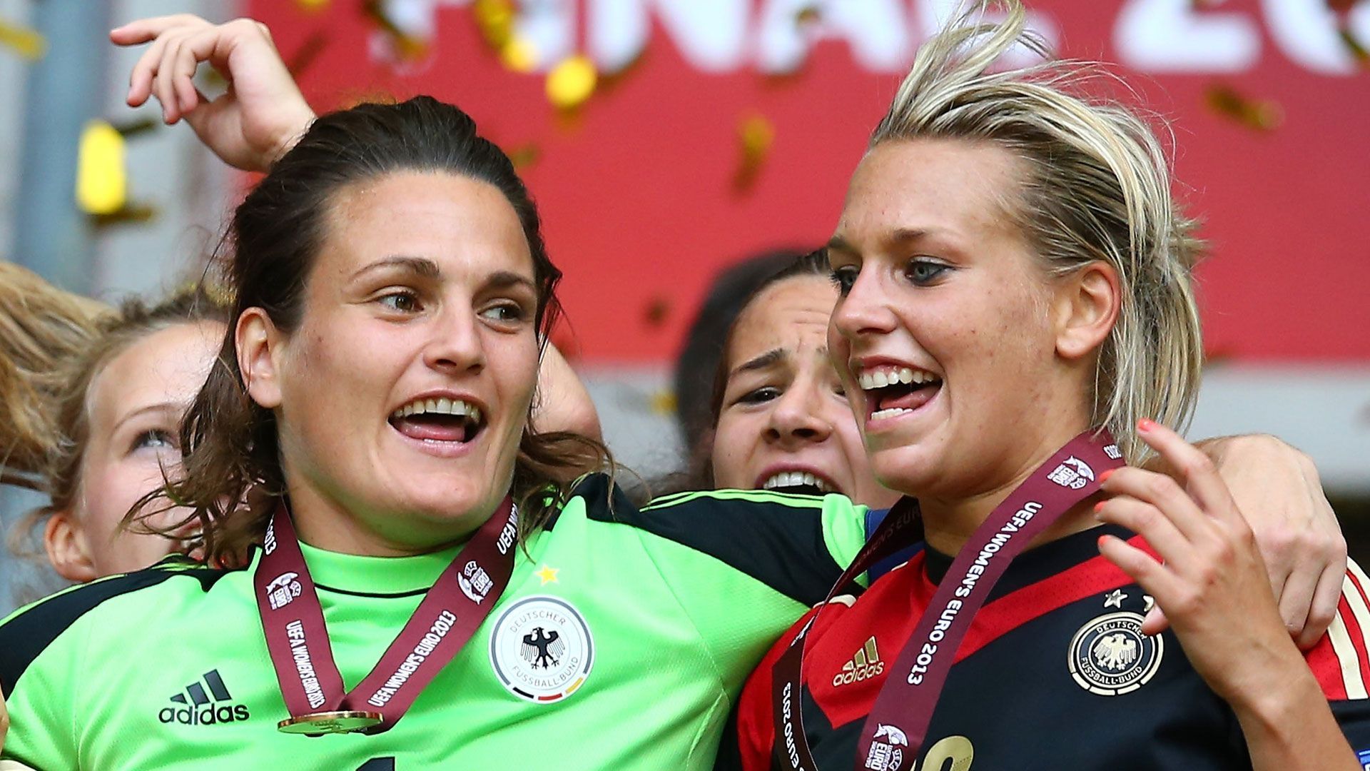 
                <strong>Lena Goeßling (rechts)</strong><br>
                Im zentralen Mittelfeld agierte neben Keßler ihre Mannschaftskollegin vom VfL Wolfsburg, Lena Goeßling. Die damals 27-Jährige war der Abräumer vor der Abwehr im DFB-Team. Mit Deutschland gewann Goeßling neben der Europameisterschaft 2013 auch die olympische Goldmedaille 2016. Vor einem Jahr beendete Goeßling ihre erfolgreiche Karriere. 
              