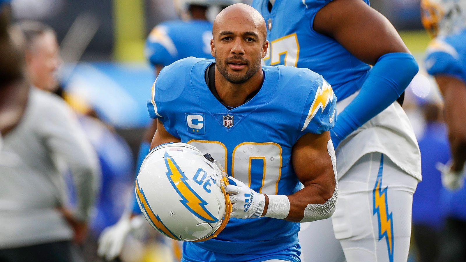 <strong>Austin Ekeler (Los Angeles Chargers)</strong><br>
                Ursprünglich hatte Austin Ekeler mit einem Weggang von den Los Angeles Chargers geliebäugelt und laut Medienberichten um einen Trade gebeten. Nun allerdings wird der Running Back offenbar doch seinen Vertrag erfüllen. Adam Schefter von "ESPN" berichtet, dass Ekeler für sein letztes Vertragsjahr zwei Millionen US-Dollar zusätzlich erhalten wird. Sein eigentliches Gehalt für 2023 beläuft sich auf 6,25 Millionen Dollar. Nach der bevorstehenden Saison kann er dann als Free Agent frei über seine Zukunft entscheiden. Ekeler erlief in der vergangenen Saison 722 Yards und fünf Touchdowns. &nbsp;&nbsp;
