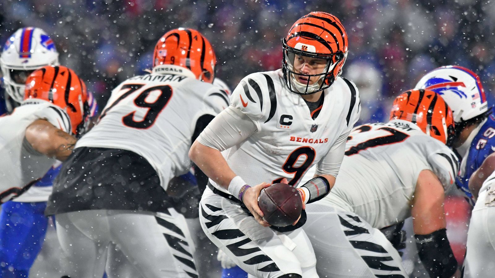 
                <strong>1. Platz: Cincinnati Bengals</strong><br>
                Das nahezu perfekte Gesamtpaket gegen einen vermeintlich sogar stärkeren Gegner zeigten die Cincinnati Bengals. Der Sieg über die Buffalo Bills war am Ende auch eine kleine Machtdemonstration. Auswärts im Schneegestöber gegen Josh Allen galten die Bengals für die meisten nicht als Favorit. Aber Cincinnati lieferte an allen Ecken und Enden ab. In der von Verletzungen geplagten O-Line startete erstmals Left Tackle Jackson Carman, und Rookie Cardell Volson füllte die Lücke als linker Guard. Dennoch dominierte die O-Line Buffalo. Joe Mixon erlief 105 Yards (5,3 im Schnitt) und einen Touchdown, Burrow kassierte lediglich einen Sack.
              