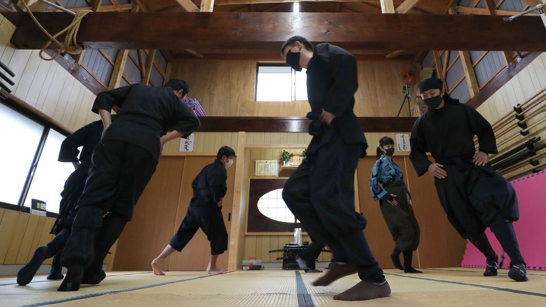 Die Student:innen für Ninja-Wissenschaften an der Mie-Universität beschäftigen sich nicht nur mit der Lehre und der Geschichte der Ninja. Zu ihrem Training gehört auch die Kampfkunst Ninjutsu.  Am Ende winkt ein Master als Abschluss. 